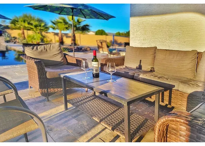 Dom wakacyjny Desert Oasis Retreat , Heated Pool , Pet Friendly! *